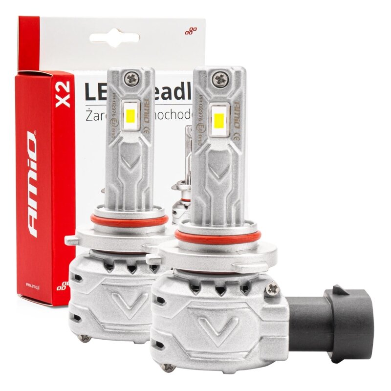 Na obrazie widoczne są dwie srebrne żarówki samochodowe LED z czerwonymi pierścieniami, a w tle znajduje się opakowanie z napisem \'Amio\' i \'LED Headlight\'.