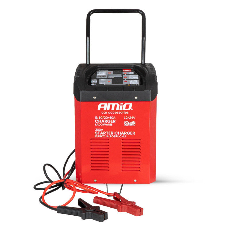 Czerwony prostownik z rozruchem marki AMiO z czarnymi i czerwonymi kablami zakończonymi klamrami. Na urządzeniu widoczny jest tekst: \'AMiO car accessories, 5/10/20/40A CHARGER ŁADOWANIE 12/24V, 300A STARTER CHARGER FUNKCJA ROZRUCHU\'.