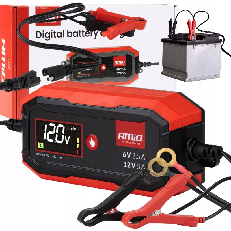 Na obrazie widoczna jest ładowarka do akumulatora z wyświetlaczem pokazującym \'12.0V\' oraz logo \'AMiO car accessories\'. Obok znajduje się pudełko z napisem \'Digital battery charger\' i zdjęcie akumulatora z podłączonymi kablami.