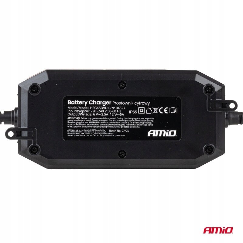 Czarny prostokątny prostownik cyfrowy z widocznymi specyfikacjami technicznymi na etykiecie, w tym model HF6K5DVD P/N: 04527, wejście 220-240 V 50-60 Hz, wyjście 6 V=2.5A 12 V=5A. Logo AMiO znajduje się w prawym dolnym rogu.