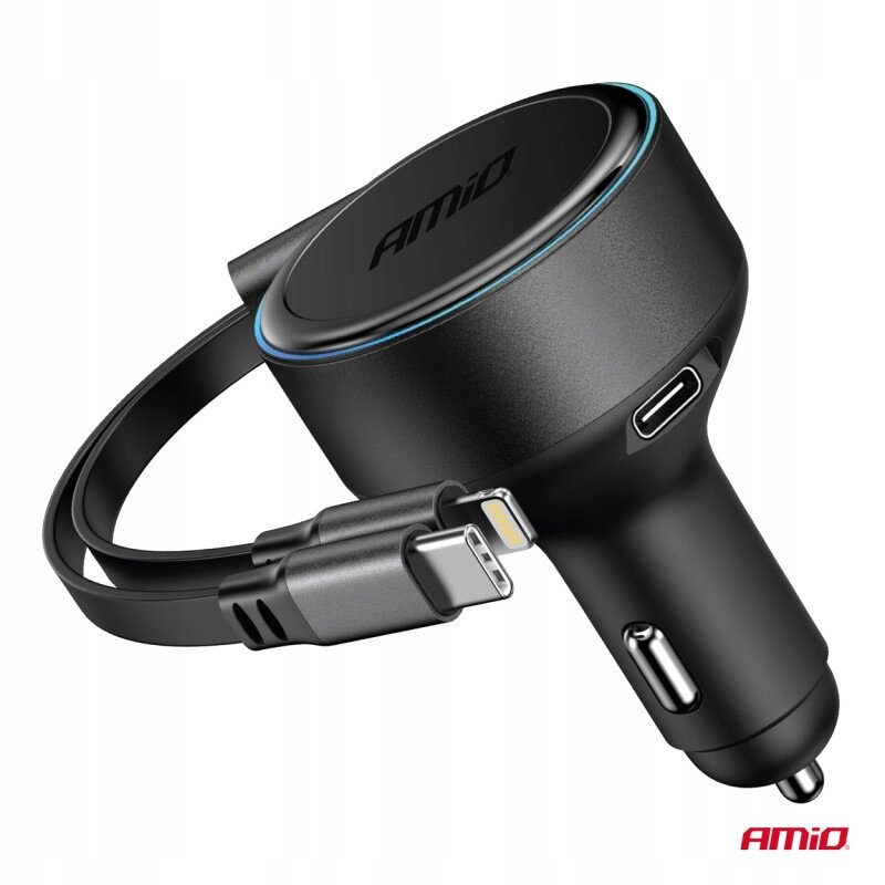 Czarna ładowarka samochodowa z logo \'AMiO\', posiadająca zwijany kabel z końcówkami Typ-C i Lightning oraz dodatkowy port USB-C. W prawym dolnym rogu widoczne jest czerwone logo \'AMiO\'.