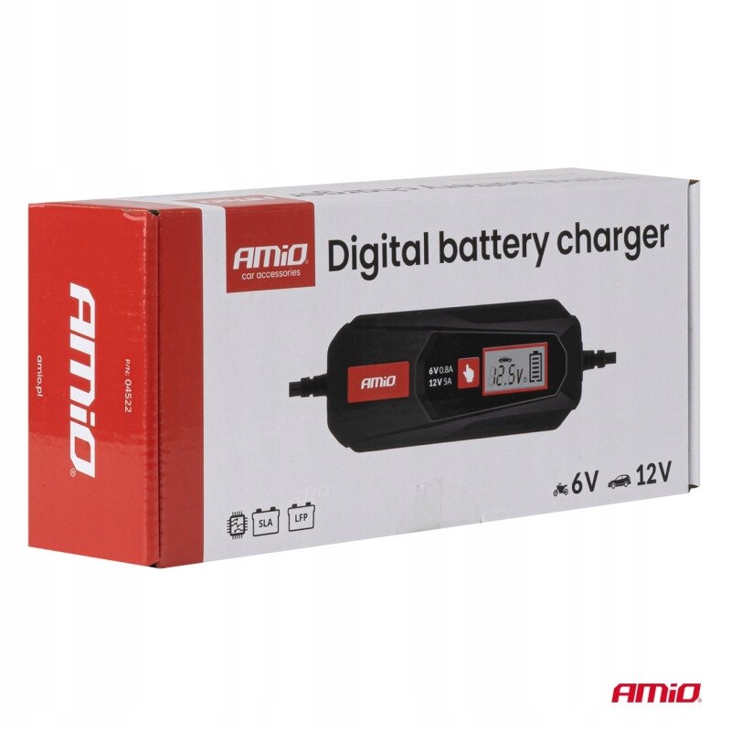 Pudełko z ładowarką do akumulatora marki AMiO, z napisem \'Digital battery charger\' oraz grafiką przedstawiającą urządzenie z wyświetlaczem. Widoczne są oznaczenia 6V i 12V oraz logo AMiO.