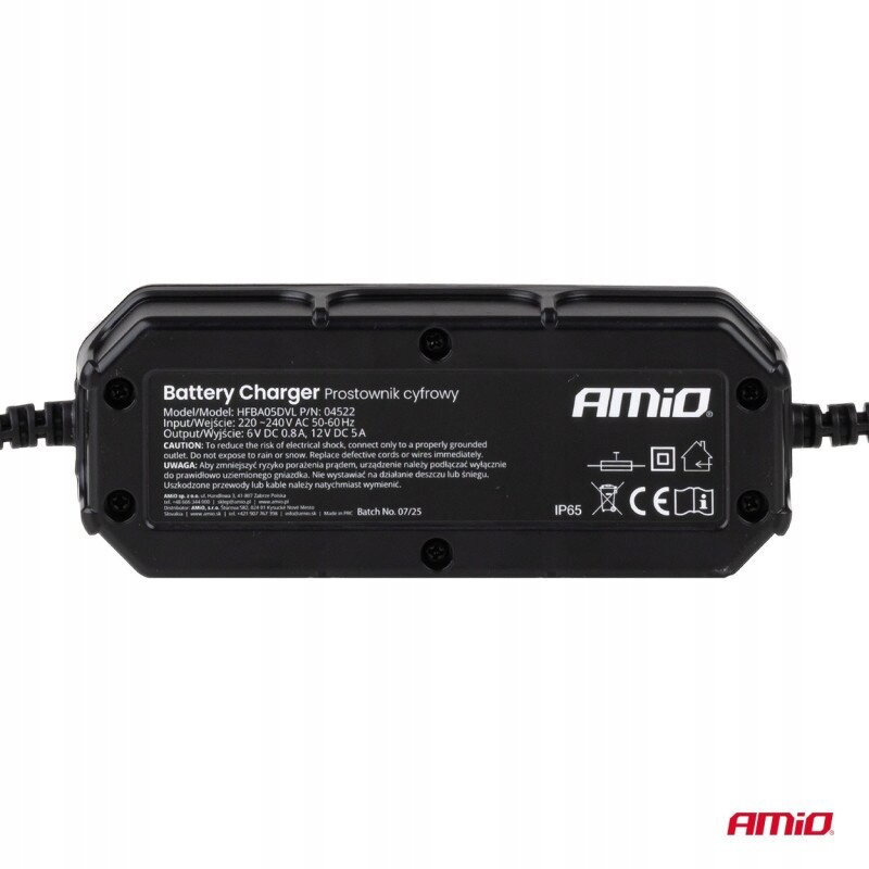 Czarny prostownik cyfrowy z widocznymi napisami: \'Battery Charger Prostownik cyfrowy\', \'Model/Model: HFBA05DVL P/N: 04522\', \'Input/Wejście: 220-240V AC 50-60Hz\', \'Output/Wyjście: 6V DC 0.8A, 12V DC 5A\'. Logo \'AMiO\' znajduje się w prawym górnym rogu.
