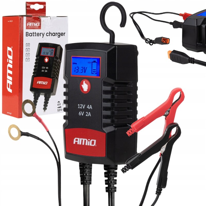 Na obrazie widoczna jest ładowarka do akumulatora z wyświetlaczem pokazującym \'13.3V\' oraz opakowanie z napisem \'AMiO Battery charger\'. Ładowarka posiada czerwone i czarne zaciski oraz oznaczenia \'12V 4A\' i \'6V 2A\'.