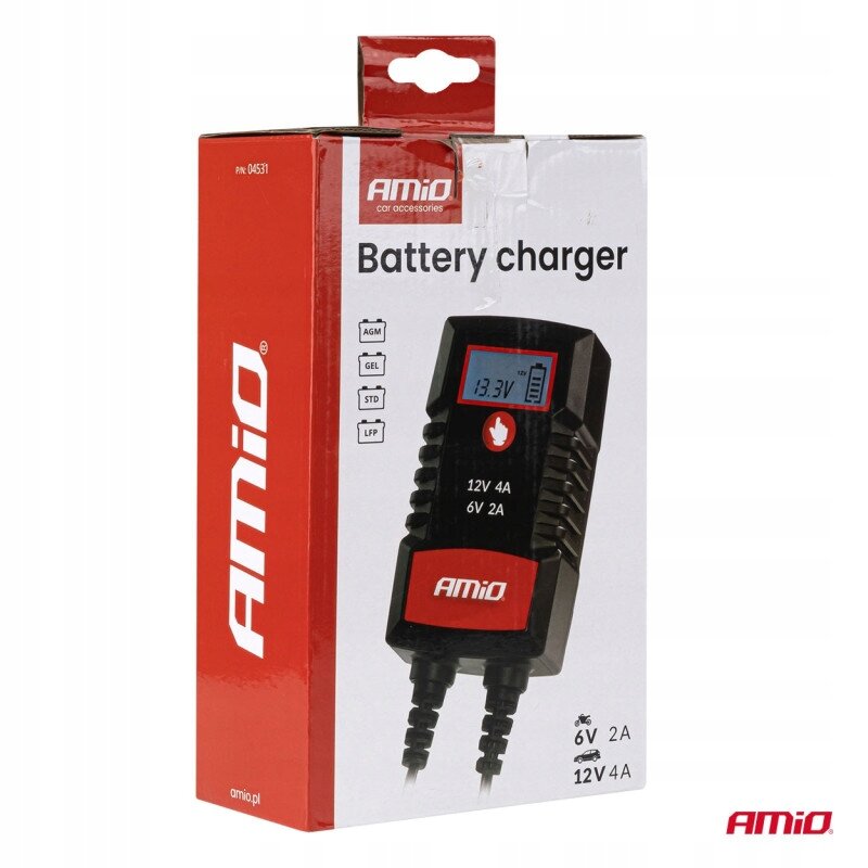 Opakowanie ładowarki do akumulatora z napisem \'AMiO Battery charger\' oraz grafiką urządzenia z wyświetlaczem pokazującym \'13.3V\'. Widoczne są oznaczenia AGM, GEL, STD, LFP oraz specyfikacje 12V 4A, 6V 2A.