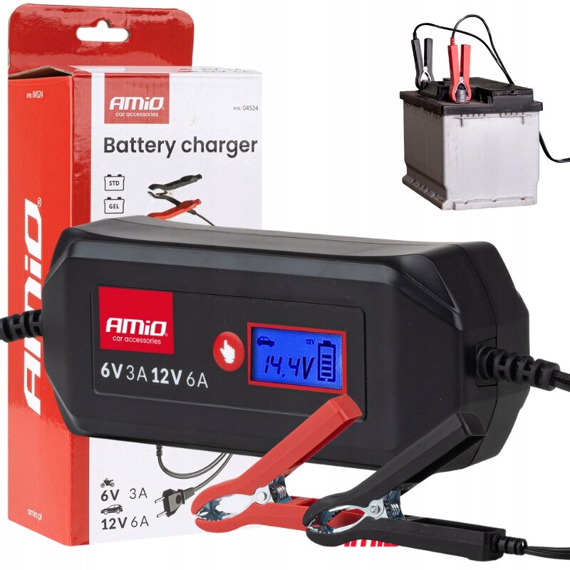 Na obrazie widoczna jest ładowarka do akumulatora z wyświetlaczem pokazującym \'14.4V\' oraz pudełko z napisem \'AMiO car accessories Battery charger\'. Obok znajduje się akumulator z podłączonymi kablami rozruchowymi.