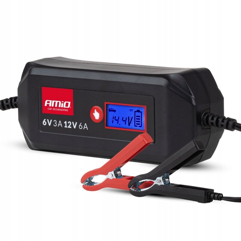 Czarna ładowarka do akumulatora z wyświetlaczem pokazującym \'14.4V\' oraz logo \'AMiO car accessories\'. Widoczne są czerwony i czarny krokodylki do podłączania.