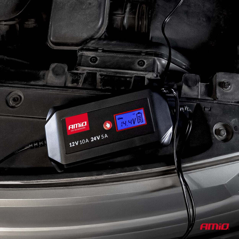 Na obrazie widoczna jest ładowarka do akumulatora z wyświetlaczem pokazującym \'14,4V\'. Na urządzeniu znajduje się logo \'AMiO car accessories\' oraz napis \'12V 10A 24V 5A\'.