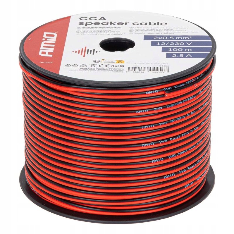 Zdjęcie przedstawia szpulę czerwono-czarnego kabla głośnikowego z oznaczeniami \'AMIO\' i \'CCA speaker cable\'. Na etykiecie widnieje tekst: \'2x0.5 mm²\', \'12/230 V\', \'100 m\', \'2.5 A\'.