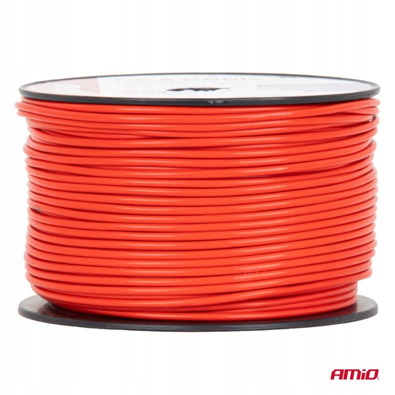 Czerwony kabel elektryczny nawinięty na czarną szpulę. Widoczne logo \'AMiO\' w prawym dolnym rogu.