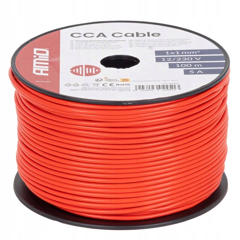 Czerwony kabel jednożyłowy nawinięty na czarną szpulę z etykietą \'CCA Cable\'. Na etykiecie widnieją informacje: \'1x1 mm²\', \'12/230 V\', \'100 m\', \'5 A\'.