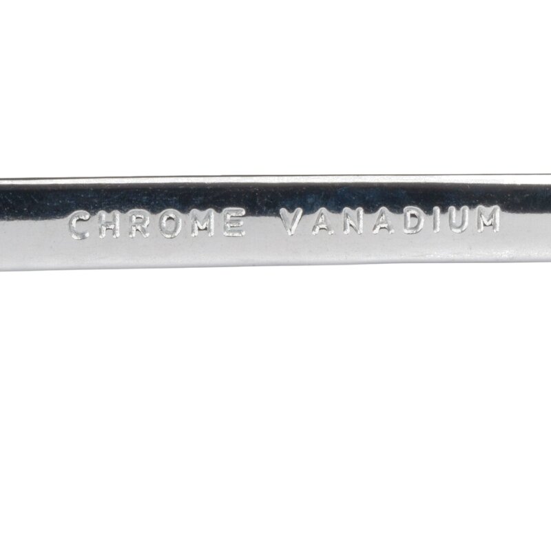 Na obrazie widoczny jest fragment metalowego narzędzia z wygrawerowanym napisem \'CHROME VANADIUM\'.