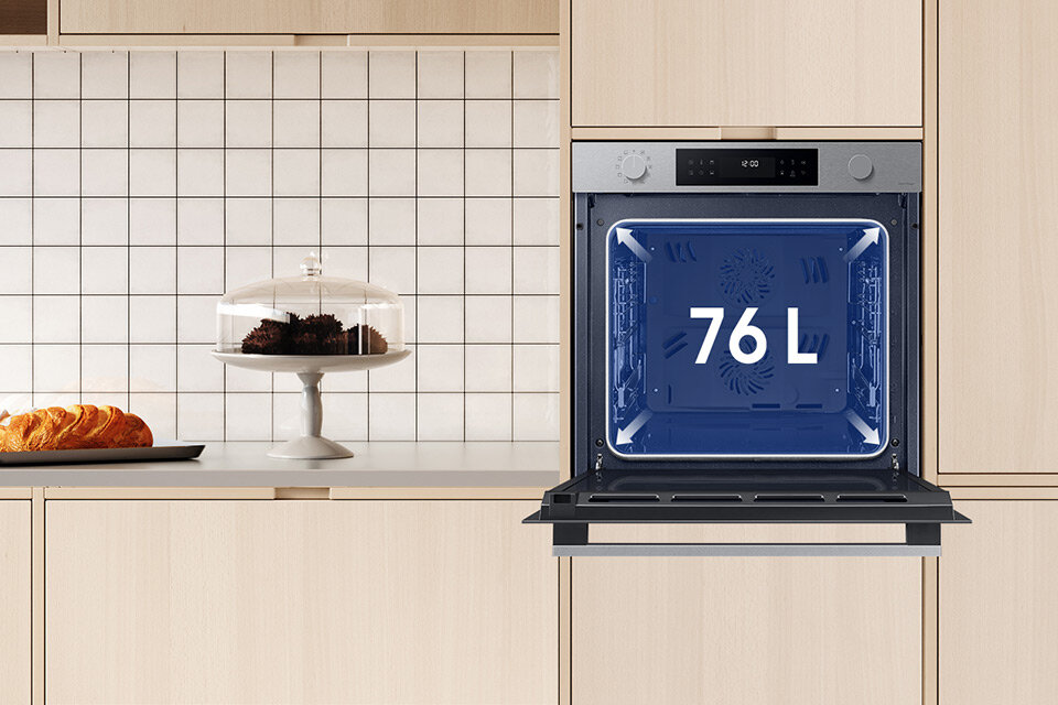 Zdjęcie  Samsung NV7B4445VAS pokazanego w zabudowie koloru drewna sosnowego uzupełniono o informację dotyczącą pojemności komory wynoszącej 76 litrów