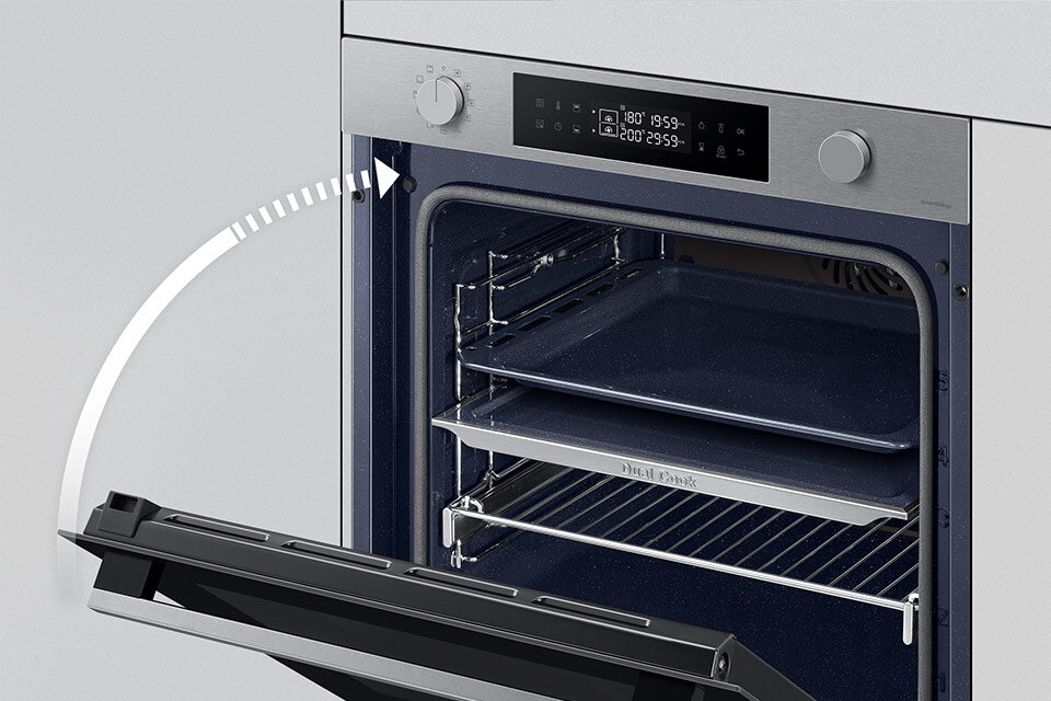 Zdjęcie zamykanych drzwi piekarnika Samsung wskazuje na cichy domyk oraz funkcję blokady panelu sterowania