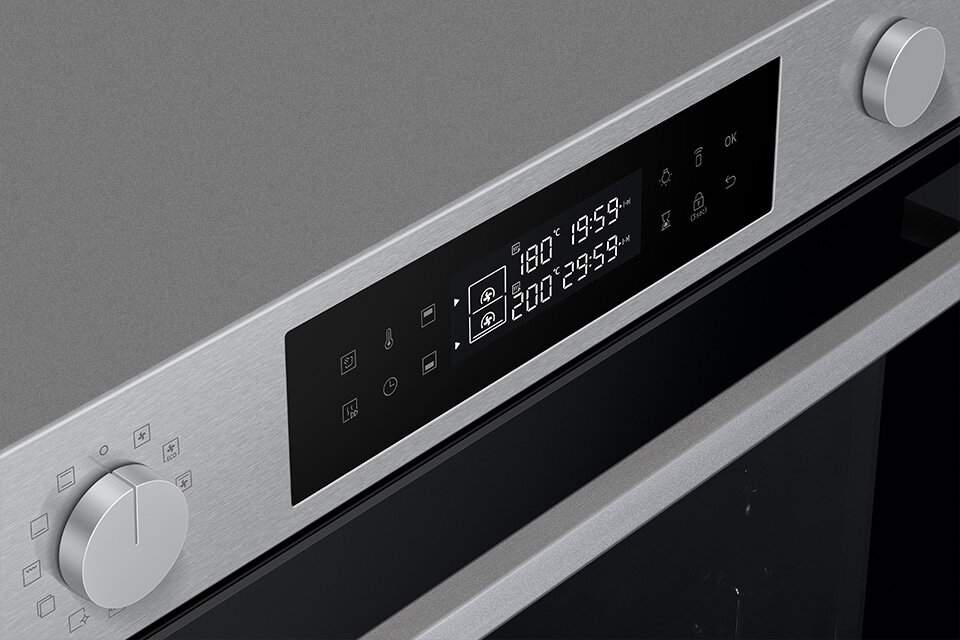 Na zdjęciu ukazano panel kontrolny piekarnika Samsung NV7B4445VAS/U2 dostępnego w ofercie Media Expert