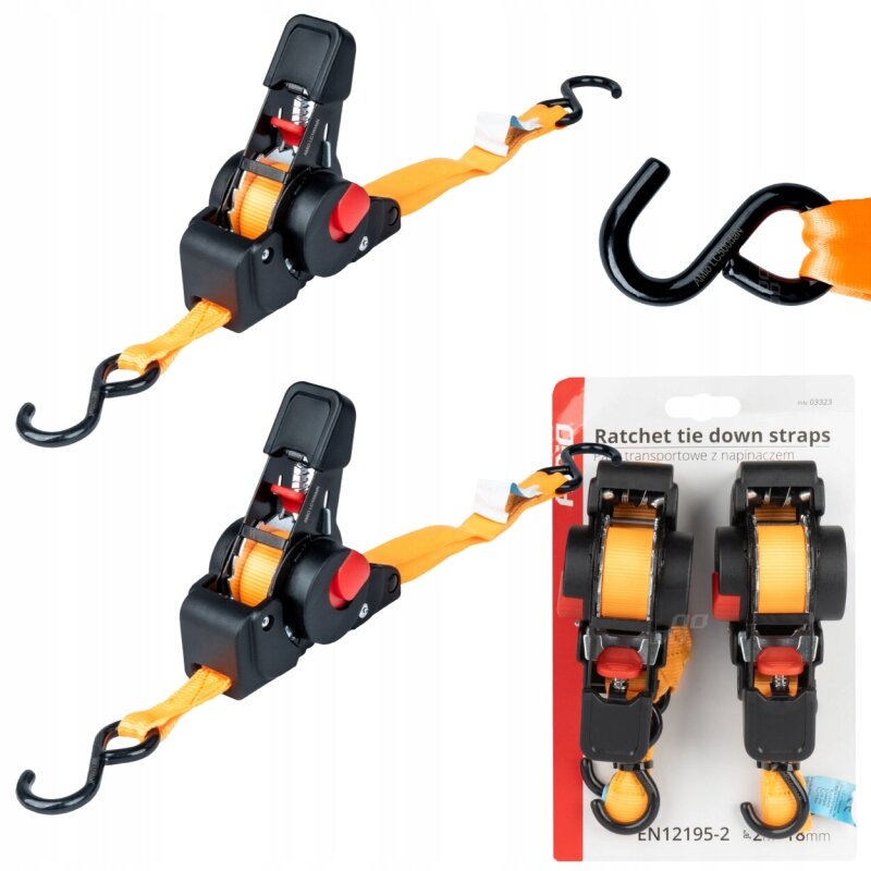 Na obrazie widoczne są dwa pomarańczowe pasy transportowe z automatycznym zwijaczem i czarnymi hakami. Obok znajduje się opakowanie z napisem \'Ratchet tie down straps\' oraz \'EN12195-2 2 x 2.2m 200kg\'.