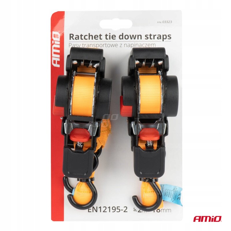 Na obrazie znajdują się dwa pasy transportowe z napinaczem w kolorze pomarańczowym, zamocowane na kartonowym opakowaniu z napisem \'Ratchet tie down straps\' oraz \'Pasy transportowe z napinaczem\'. Widoczne jest logo \'AMiO\' oraz oznaczenie \'EN12195-2 2m x 18mm\'.