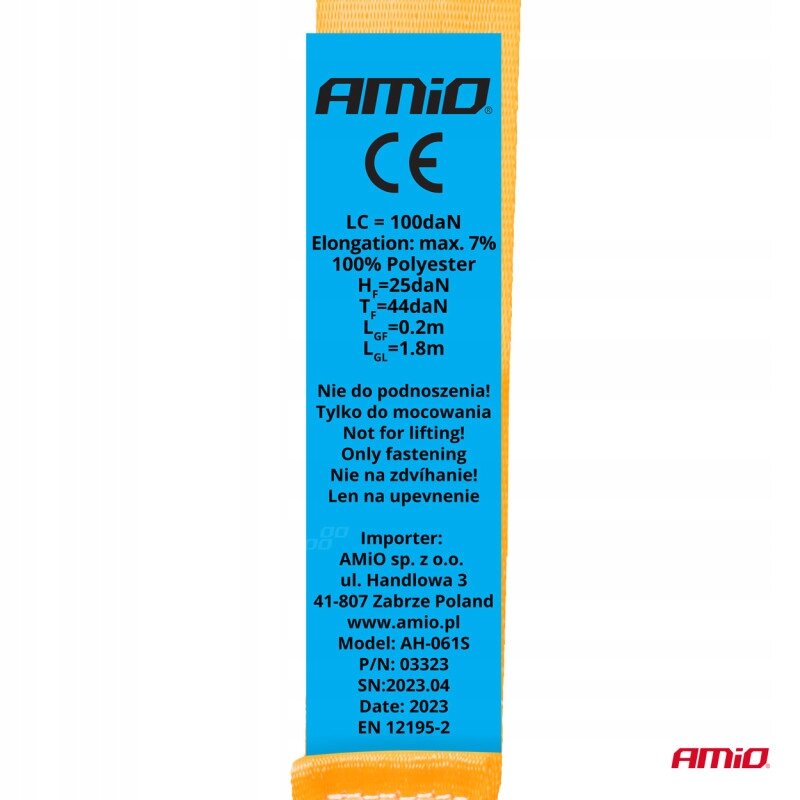 Niebieska etykieta z logo \'AMiO\' i oznaczeniem CE, zawiera informacje techniczne o produkcie, takie jak LC = 100daN, maksymalne wydłużenie 7%, oraz ostrzeżenie \'Nie do podnoszenia! Tylko do mocowania\'. Na dole znajduje się adres importera AMiO sp. z o.o. oraz model AH-061S.