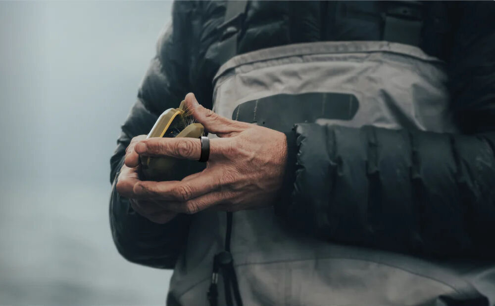 Smartring RINGCONN Gen 2 osoba w kurtce z pierścieniem na palcu pomiar aktywności poziomu stresu monitorowanie snu sztuczna inteligencja wskazówki naukowe rekomendacje