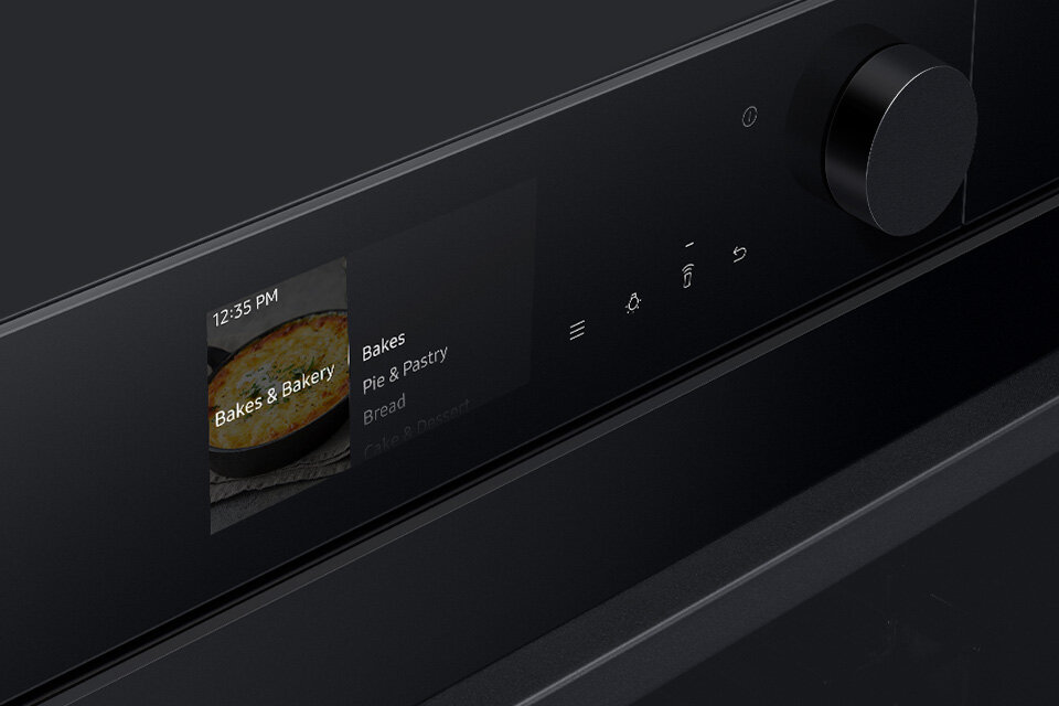 Panel dotykowy piekarnika parowego NV7B6685BAK przedstawiony razem z wyświetlaczem.