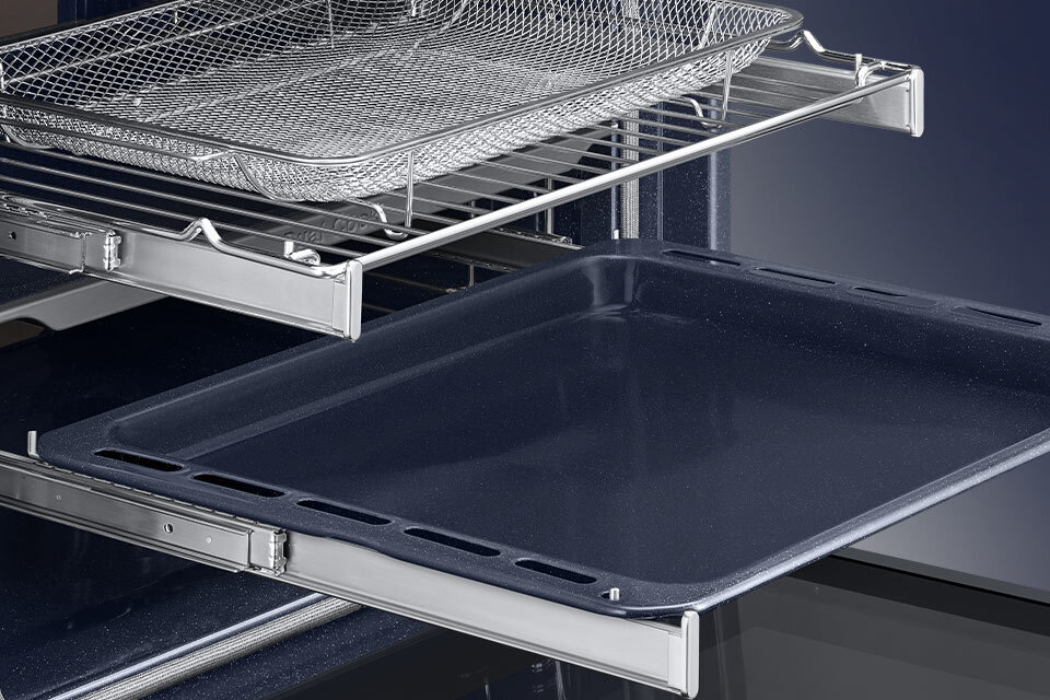 Dwa poziomy prowadnic teleskopowych. Na dole wysuwa się blacha, a na górze ruszt z tacą Air Fry.