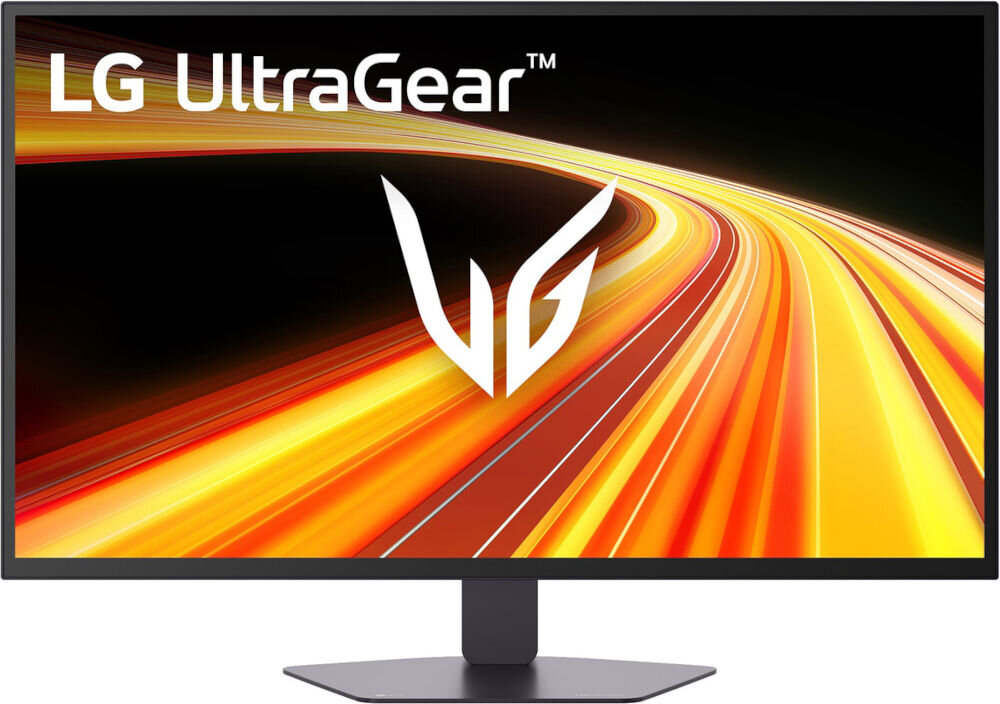 Monitor LG UltraGear 27GX790B-B 26.5 cala OLED 2560x1440px 540Hz 0.02 ms [GTG] prezentacja monitora pod kątem na biurku w pokoju gamingowym 99,5% DCI-P3 wierne odwzorowanie kolorów