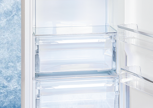 W tle wnętrze lodówki.