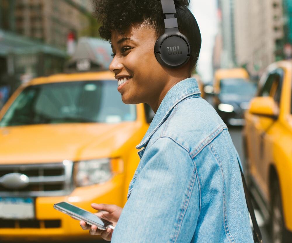 JBL Tune 670NC przetworniki aktywna redukcja szumów design dopasowanie łączność wygoda sterowanie bateria