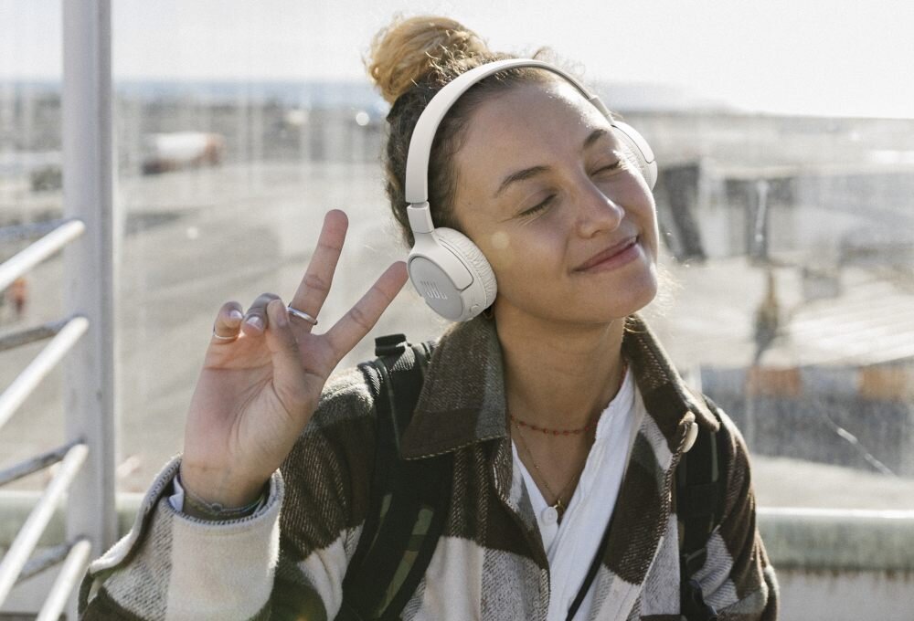 JBL Tune 670NC przetworniki aktywna redukcja szumów design dopasowanie łączność wygoda sterowanie bateria