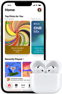 iPhone 17e, przód obudowy, na ekranie apka Apple&nbsp;Music z&nbsp;otwartym ekranem początkowym, obok AirPods&nbsp;Pro&nbsp;3 w&nbsp;otwartym etui ładującym MagSafe