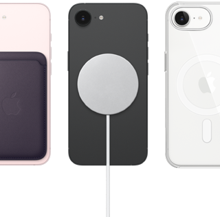 iPhone 17e, tył obudowy, kolor jasnoróżowy, portfel z&nbsp;tkaniny FineWoven z&nbsp;MagSafe. iPhone 17e, tył obudowy, kolor czarny, podłączona ładowarka MagSafe. iPhone 17e, tył obudowy, kolor biały,  przezroczyste etui z&nbsp;MagSafe