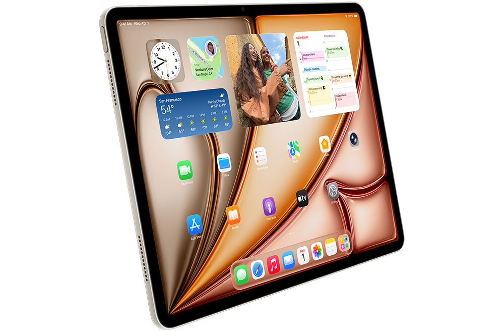 TABLET APPLE IPAD AIR 2026 M4 iPad Air ustawiony pod kątem, wyświetlający ekran główny iPadOS z widżetami na tle tapety w kolorze miedzianym iPadOS wspomagający produktywność i obsługę wielu okien