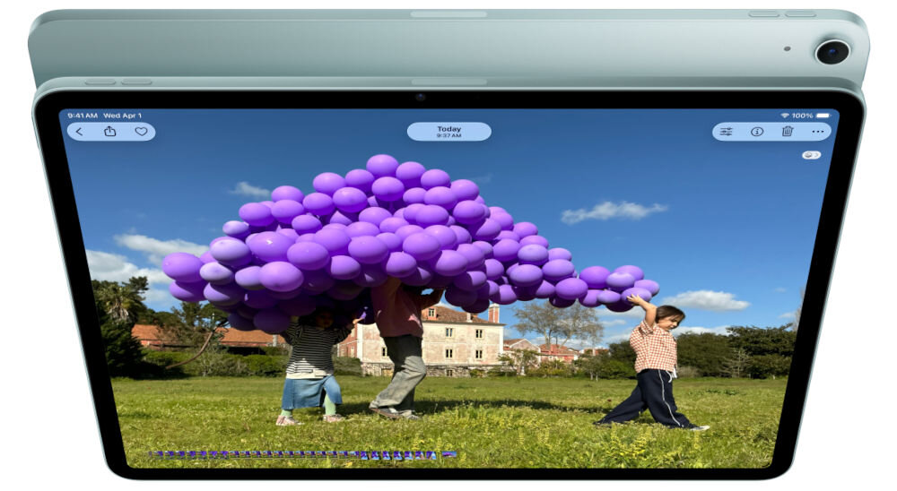 TABLET APPLE IPAD AIR 2026 M4 Widok na tył i przód iPada Air z pojedynczym aparatem, wyświetlającego zdjęcie dzieci z balonami wideo kamera 12 MP aparat 12 MP filmy w 4K śledzenie ruchu skanowanie dokumentów