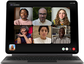 iPad Air podłączony do klawiatury Magic Keyboard, kolor czarny, na ekranie widać grupową rozmowę przez FaceTime