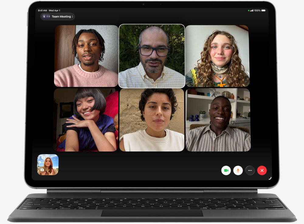 TABLET APPLE IPAD AIR 2026 M4 iPad Air zamocowany w klawiaturze, pokazujący wideokonferencję z sześcioma uczestnikami w układzie kafelkowym wifi 7 połączenie internetowe stabilność duża Prędkość przesyłu danych wydajna Łączność bezprzewodowa