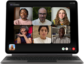 iPad Air podłączony do klawiatury Magic Keyboard, kolor czarny, na ekranie widać grupową rozmowę przez FaceTime