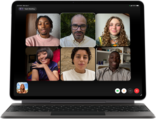 iPad Air podłączony do klawiatury Magic Keyboard, kolor czarny, na ekranie widać grupową rozmowę przez FaceTime