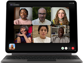 iPad Air podłączony do klawiatury Magic Keyboard, kolor czarny, na ekranie widać grupową rozmowę przez FaceTime