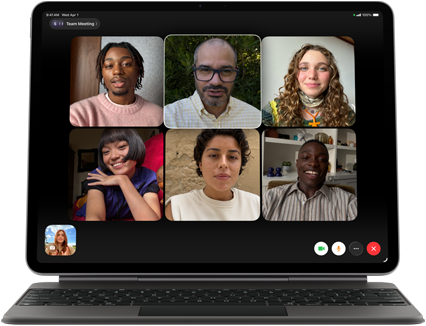 iPad Air podłączony do klawiatury Magic Keyboard, kolor czarny, na ekranie widać grupową rozmowę przez FaceTime