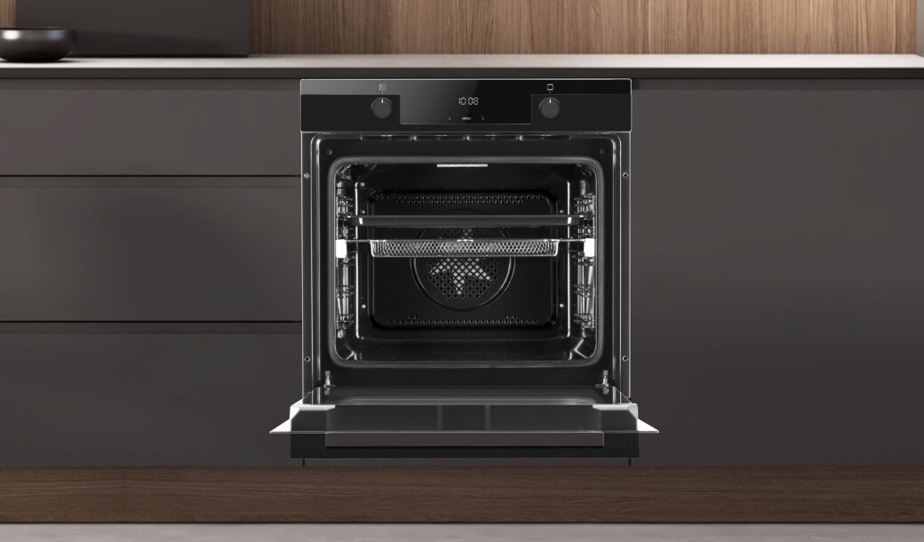 Piekarnik Amica w pozycji włączonej w ciemniej zabudowie kuchennej z uchwytami