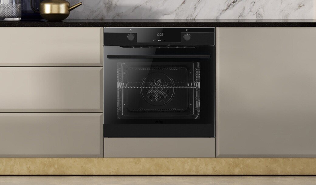 Piekarnik Amica w pozycji zamkniętej w jasnej zabudowie kuchennej bez uchwytów