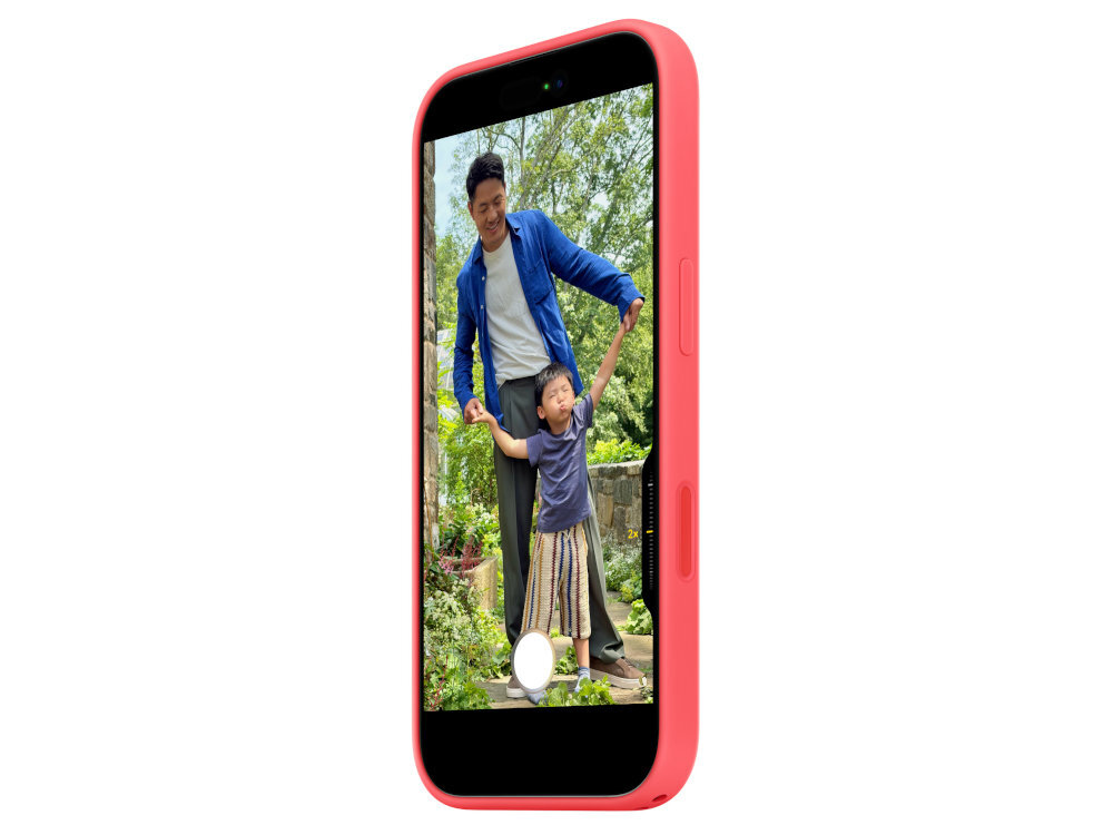 Etui APPLE Silicone Case MagSafe telefon z założonym etui ustawiony przodem po skosie widoczny bok