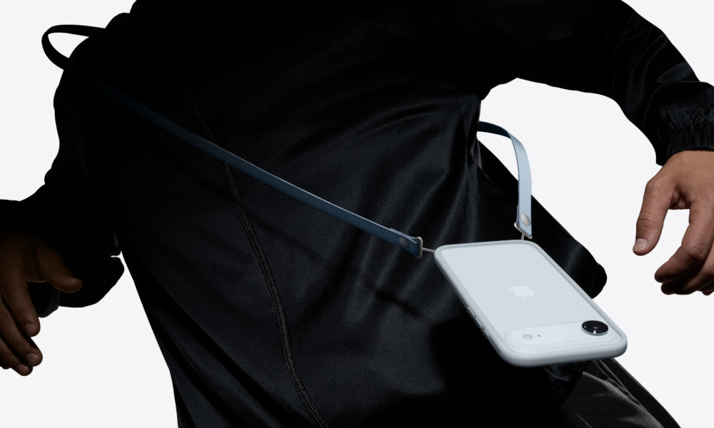 Pasek na ramię APPLE fotografia lifestyle osoba z paskiem przewieszonym przez ramię
