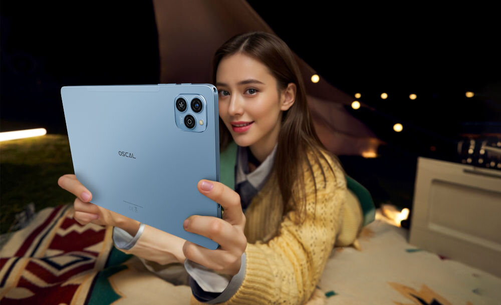 Tablet OSCAL Pad 9 10.1 cali 4/128 GB Wi-Fi LTE Szary prezentacja urządzenia w codziennym użytkowaniu dziewczyna trzymająca tablet w pokoju 10-punktowy ekran dotykowy wytrzymałe szkło AGC zabezpieczony ekran