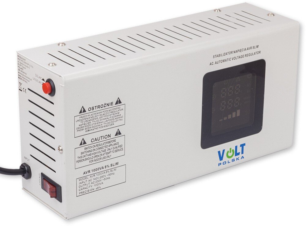 Stabilizator napięcia VOLT AVR Biała metalowa obudowa urządzenia elektronicznego widoczna z ukosa, prezentująca górny panel z czarnym ekranem i naklejkami ostrzegawczymi oraz bok z otworami wentylacyjnymi i gniazdem wyjściowym
