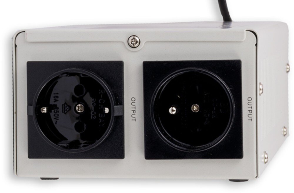 Stabilizator napięcia VOLT AVR Zbliżenie na boczny panel sterowania zawierający od lewej włącznik nadprądowy, gniazdo bezpiecznika, gniazdo sieciowe typu Schuko oraz czerwony przycisk zmiany trybu opóźnienia