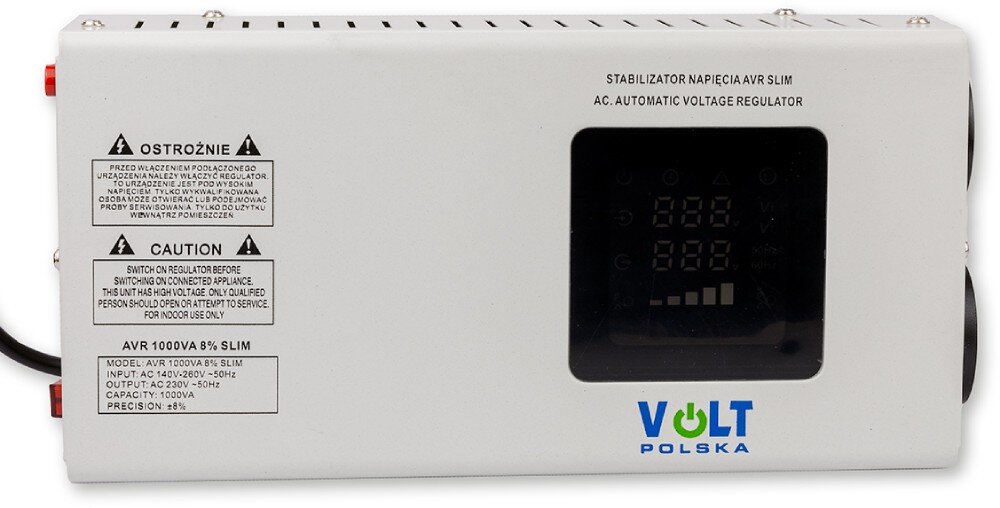 Stabilizator napięcia VOLT AVR Górna część obudowy urządzenia z widocznymi po lewej stronie etykietami ostrzegawczymi i specyfikacją techniczną, a po prawej stronie czarnym wyświetlaczem i logotypem producenta