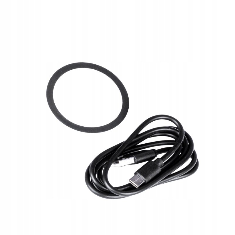 Na obrazie widoczny jest czarny kabel USB oraz okrągły, czarny pierścień. Kabel jest zwinięty, a pierścień leży obok niego.