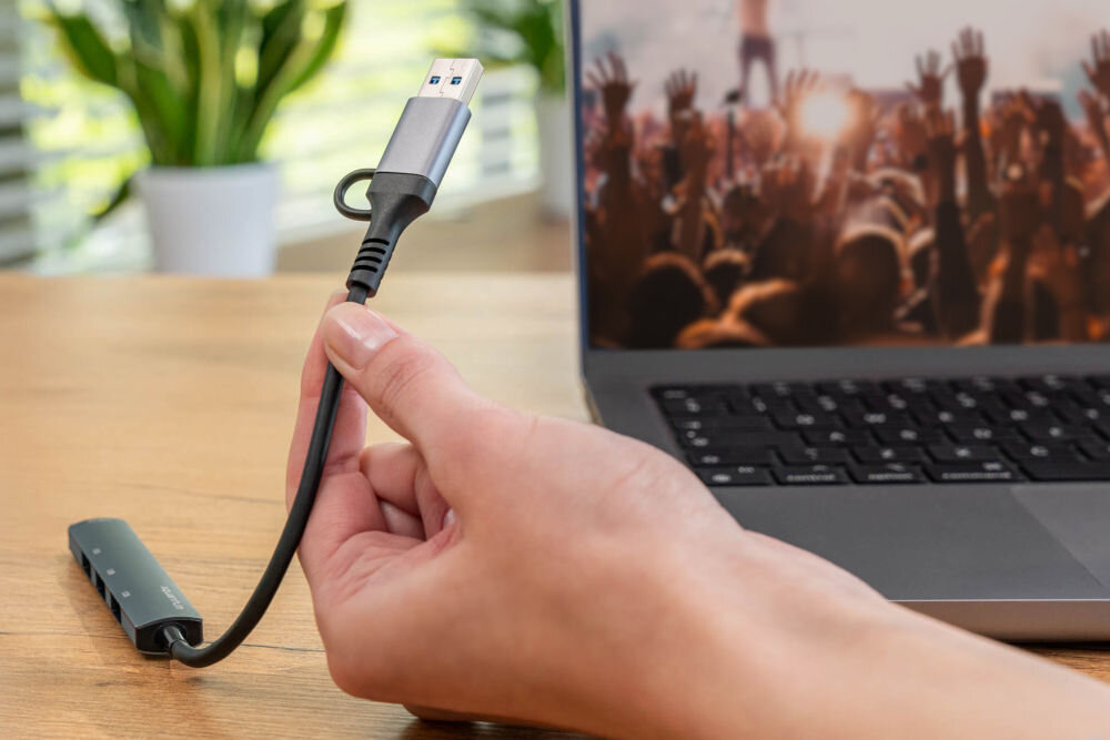 Hub USB XQUANTUM UH100 4w1 na białym tle rozczepiony adapter USB-C do USB-A