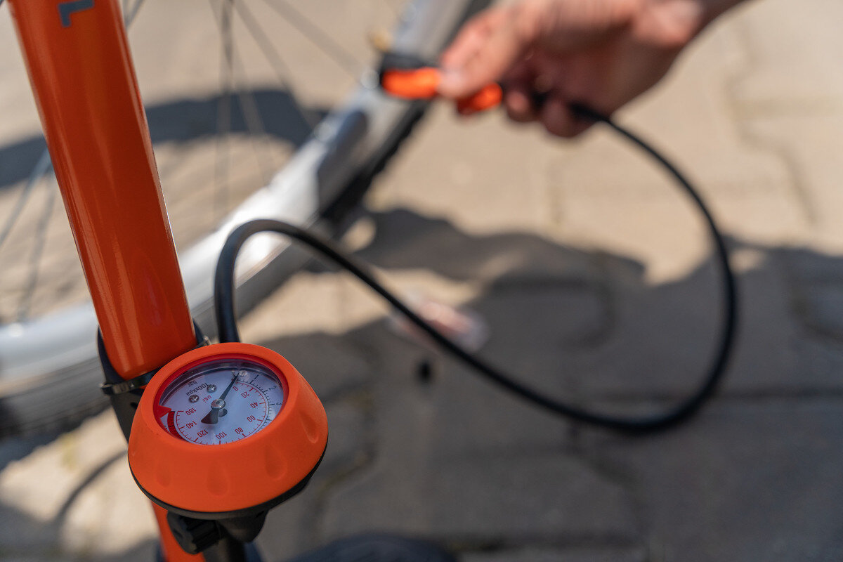 Pompka rowerowa VOGEL VPO401 manometr podstawa